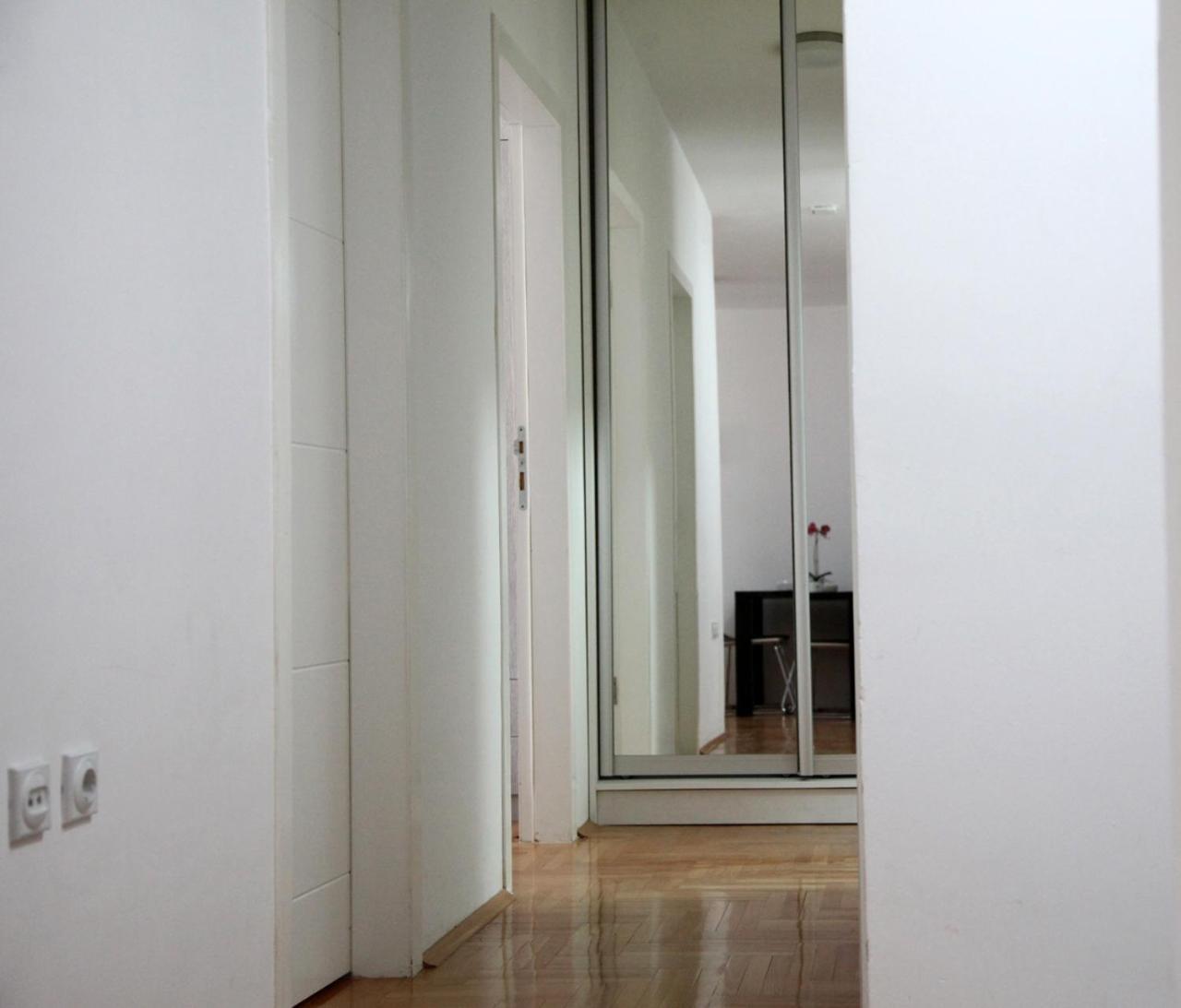 65 Square Meters Designer Apartment In Heart Of City - River View ! Park For Free Nis Exterior foto