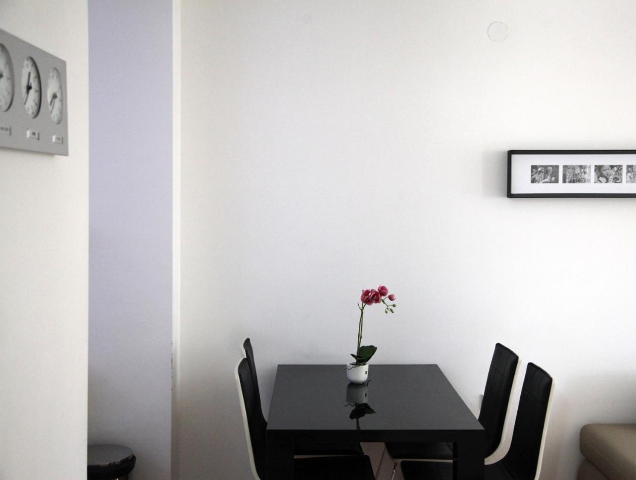 65 Square Meters Designer Apartment In Heart Of City - River View ! Park For Free Nis Exterior foto