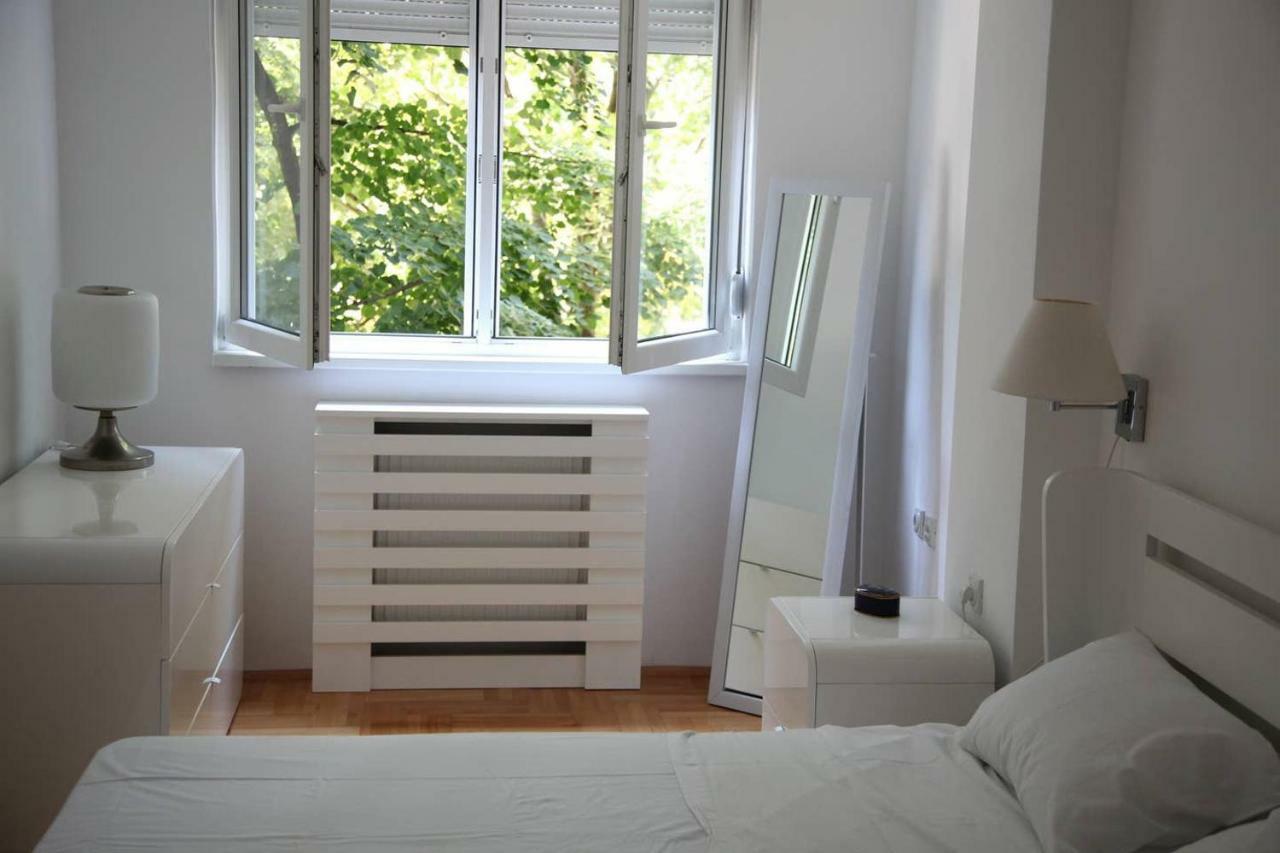 65 Square Meters Designer Apartment In Heart Of City - River View ! Park For Free Nis Exterior foto